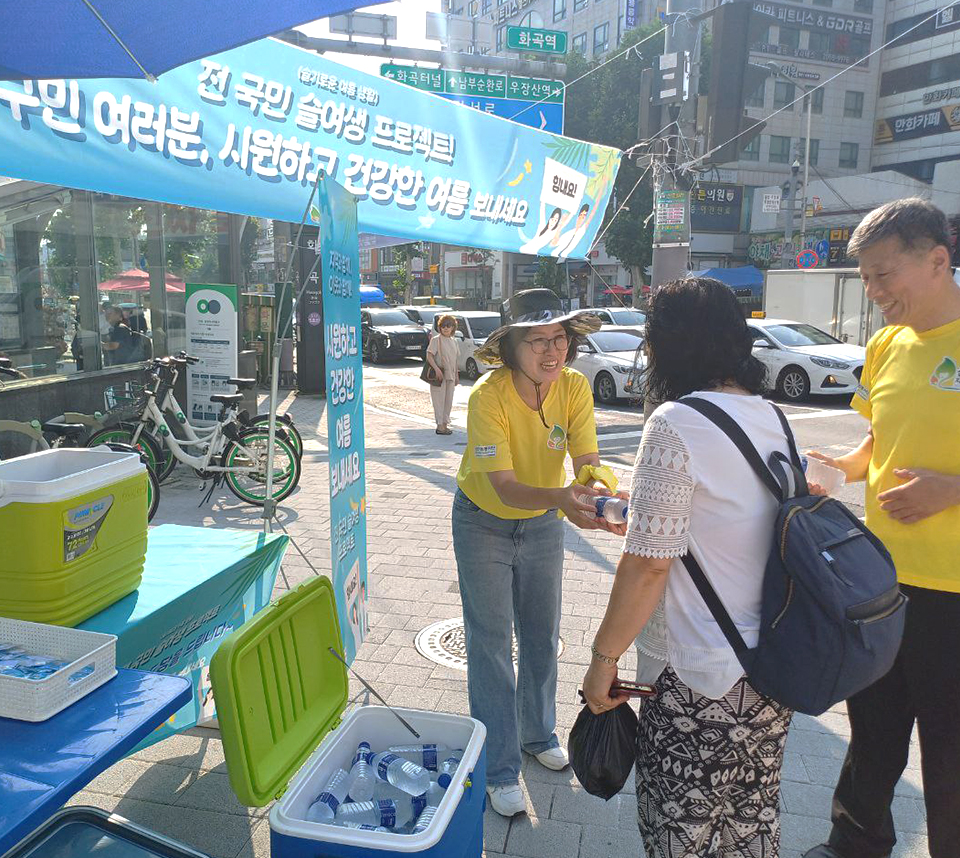 신천지자원봉사단 강서지부가 지난 24일 화곡역 근처에서 주민들에게 생수와 포도당을 전달하고 있다. (사진제공 신천지자원봉사단 강서지부)