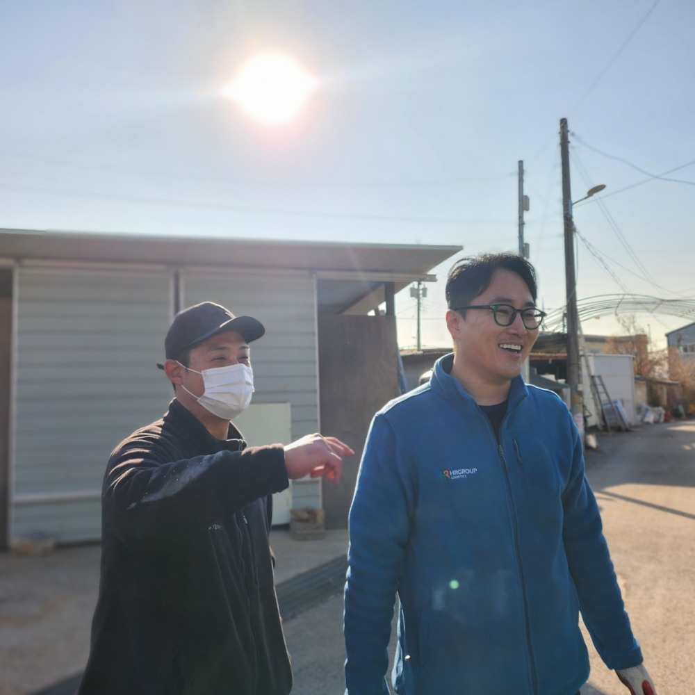 HR그룹 신호룡 대표(오른쪽)가 지난해 연말 시흥 신현동에서 연탄을 전달하는 봉사에 참여해 지역 주민들과 환담을 나누고 있다. /사진=HR그룹㈜ 미디어팀 제공