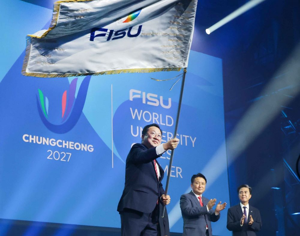 이장우 대전시장이 '2027 하계 유니버시아드대회' 폐회식에 참석해 조직위 FISU로부터 대회기를 인수했다.(대전시 제공)