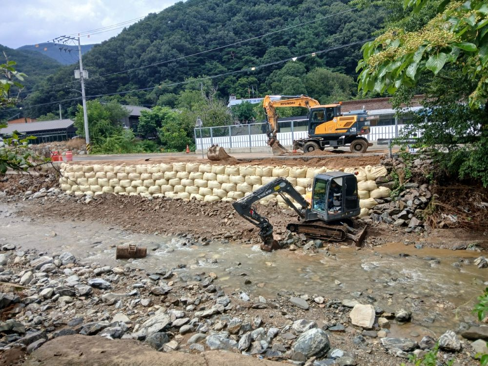 천안시는 지난 16일부터 20일까지 닷새간 내린 집중호우로 유실된 시도 11호선 광덕리 560번지 일원에 톤마대를 설치하는 등 보강 조치했다.(천안시청 제공)