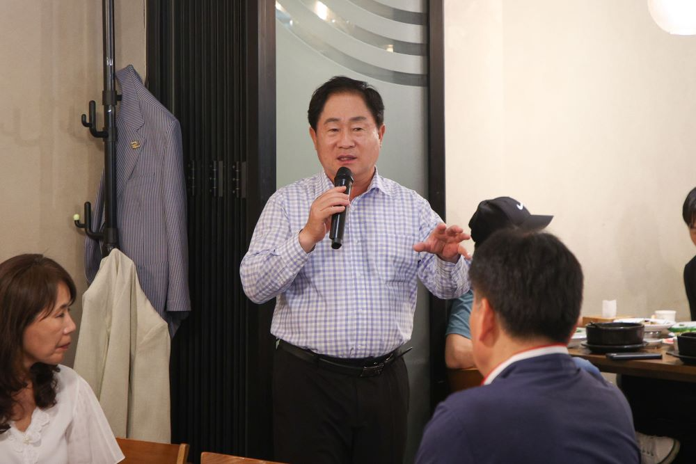 남양주 주광덕 시장이 30일 읍면동 환경미화원을 초청해 노고를 격려하는 시간을 가졌다.(남양주시 제공)