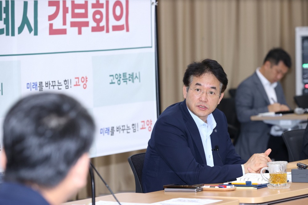 주요 업무 및 행사 점검 중인 이동환 고양특례시장