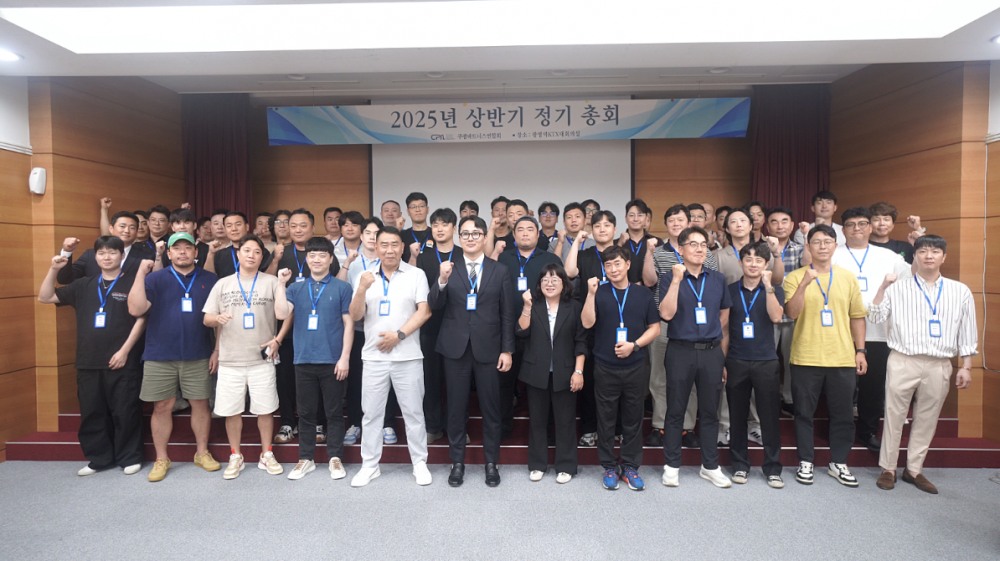 지난 7월 24일, 2025년 상반기 정기총회에 참석한 CPA 회원사 대표들이 광명역 KTX 대회의실에서 기념촬영을 하고 있다./사진=쿠팡 파트너스 연합회(CPA) 제공