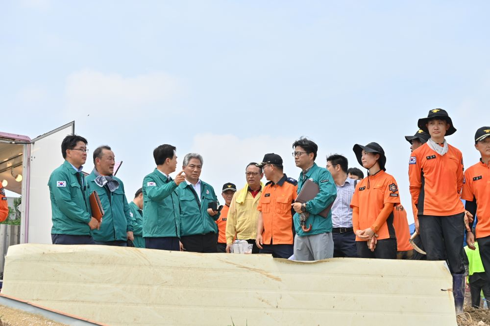 충남도 김태흠 지사가 30일 해외출장 복귀 후 수해복구 현장을 방문해 이재민을 위로했다.(충남도 제공)