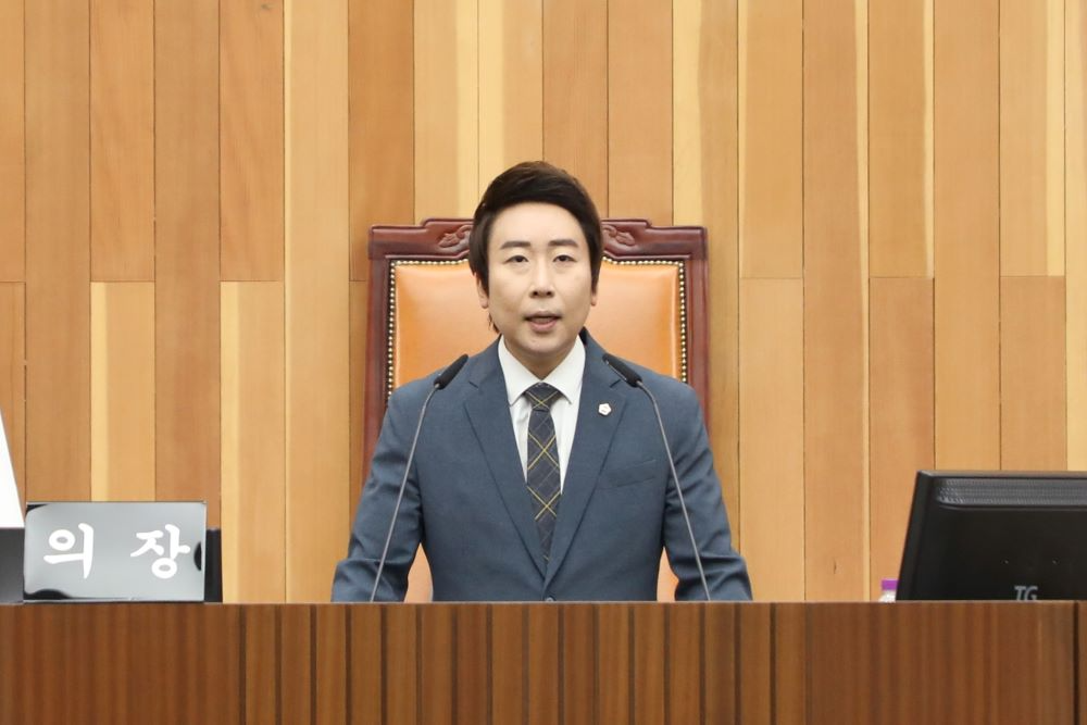 세종시의회 제99회 임시회에서 개회사를 하고 있는 임채성 의장