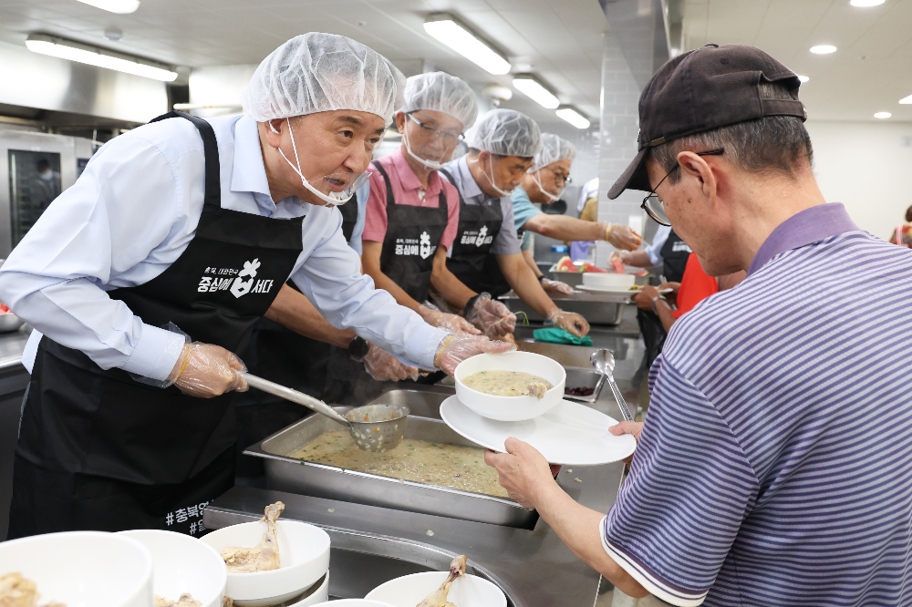 충북도 김영환 지사가 폭염대비 경로당 어르신들을 위해 배식 봉사활동에 직접 나섰다.(충북도 제공)