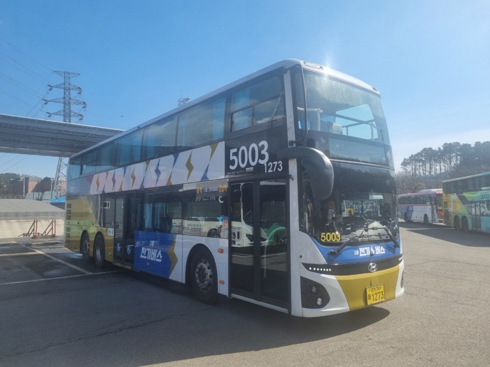 용인에서 강남역 운행하는 5003번 2층 전기버스