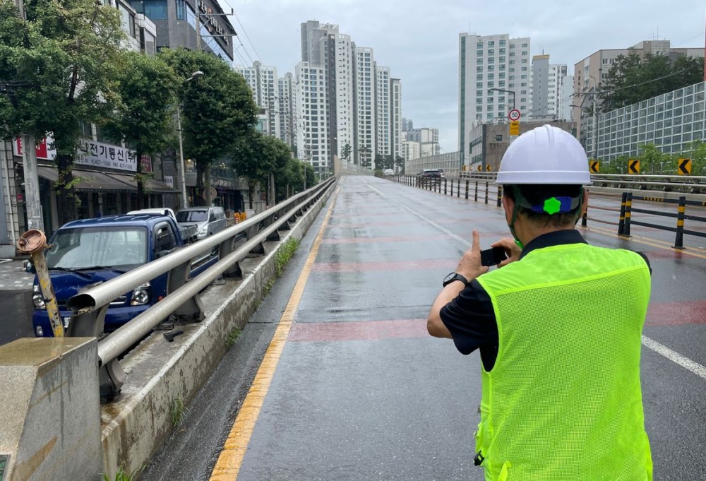 고가도로의 옹벽에 대한 긴급 점검