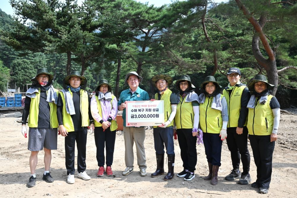 의정부시의회가 지난 7월 집중호우 피해지역 가평을 찾아 성금 300만 원과 함께 현장 복구 작업에 참여했다.(의정부시의회 제공)