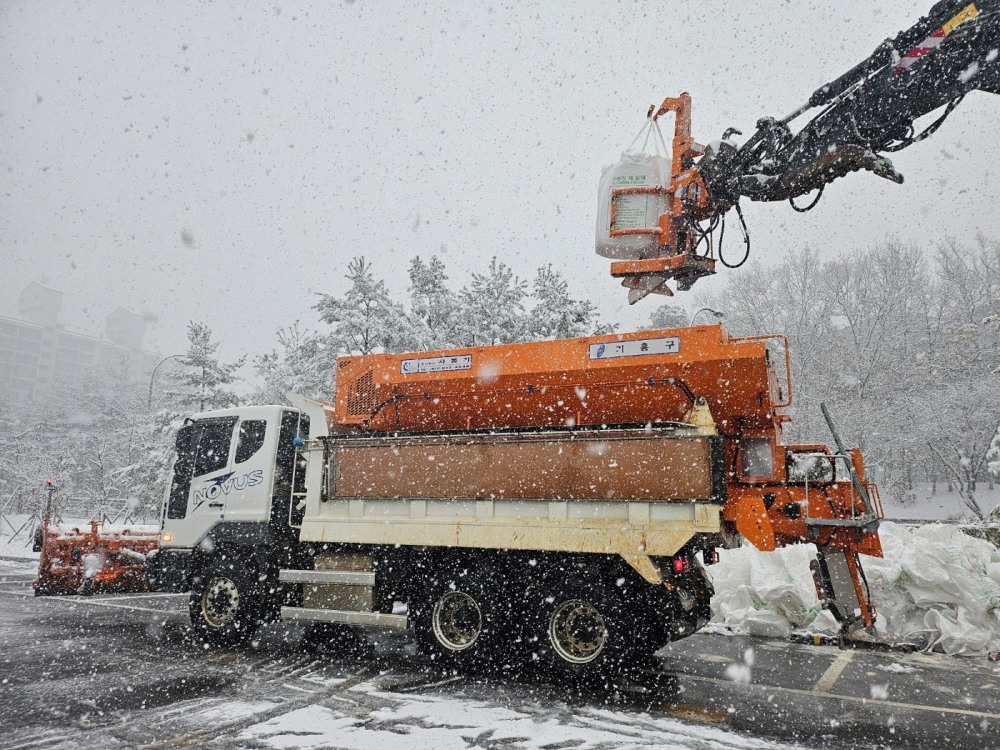 제설차량에 제설제를 싣고 있는 모습