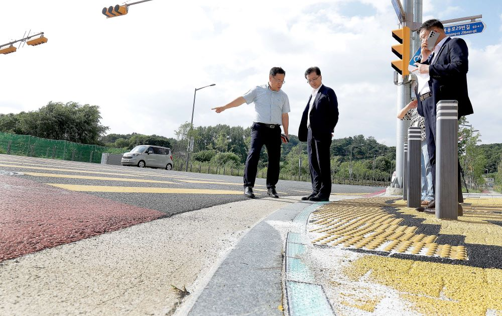 대전시의회 조원휘 의장이 유성구 상대동 양촌삼거리 어린이 보행안전용 바닥신호등 현장을 직접 점검했다.(대전시의회 제공)