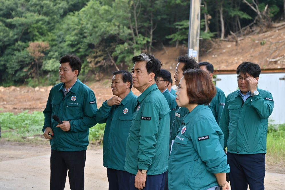 충남도 김태흠 지사가 4일 충남도 수해피해 복구현장을 점검하며 조속한 일상회복을 위해 복구 및 지원에 만전을 다하겠다고 밝혔다.(충남도청 제공)