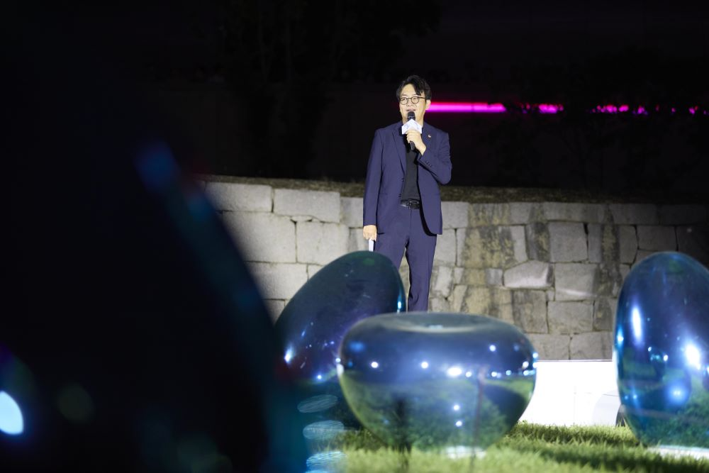 서울특별시의회 도시계획균형위원회 이상욱 부위원장이'서울라이 트 DDP 2025 여름'에 참석해 축사하는 사진(서울시 제공)