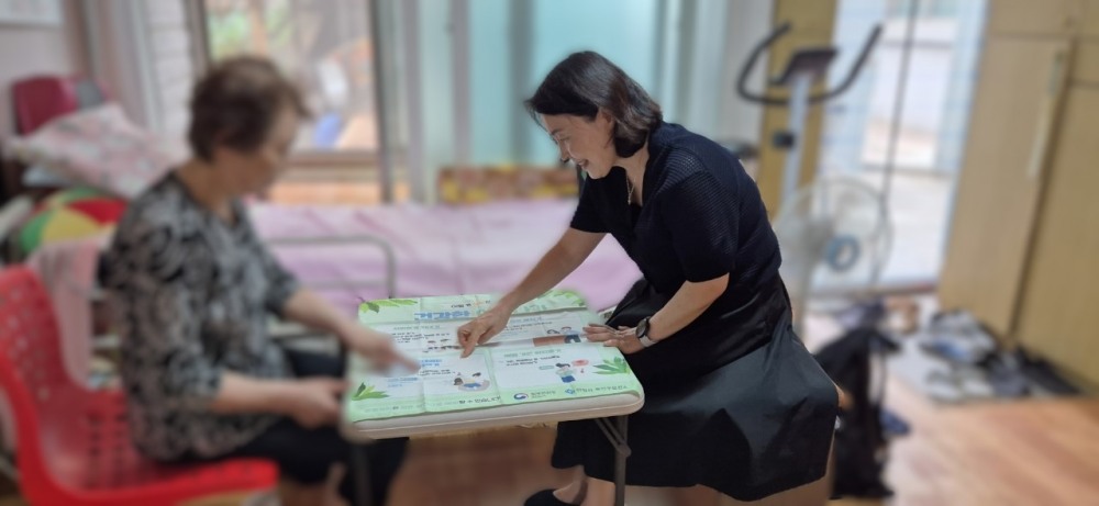 방문 건강관리 전담 간호사가 어르신의 건강 확인