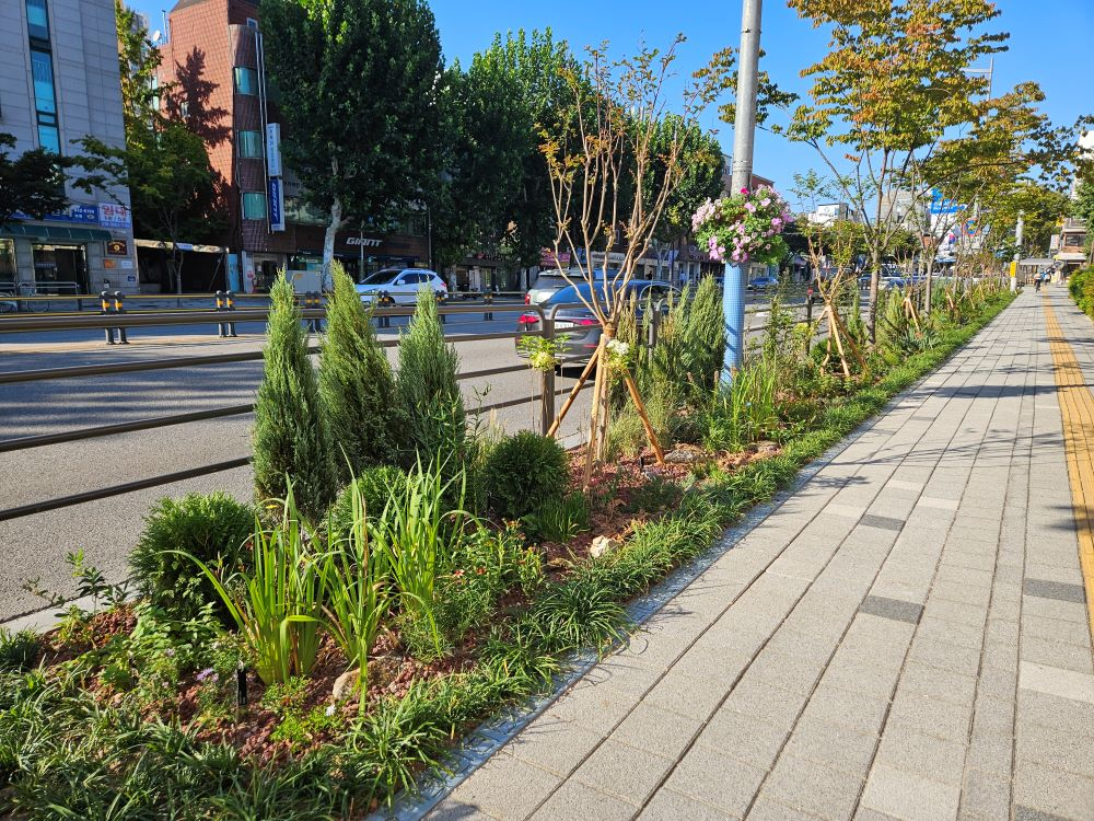 서울시 동작구 여의대방로에 조성된 가로정원(서울시 제공)