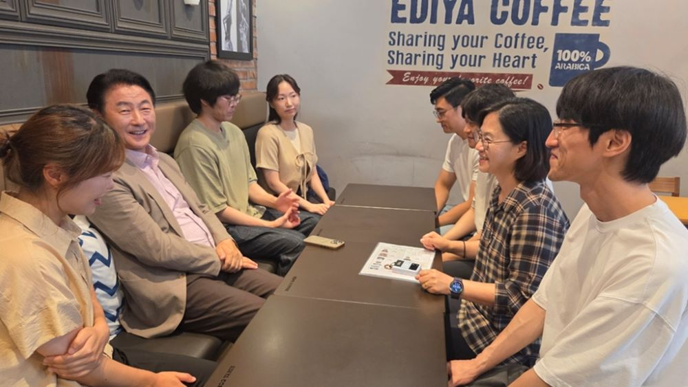 김동근 시장이 8월 7일 시청 인근 식당에서 민원여권과 직원들과 오찬 간담회를 진행하고 있다.(의정부시 제공)