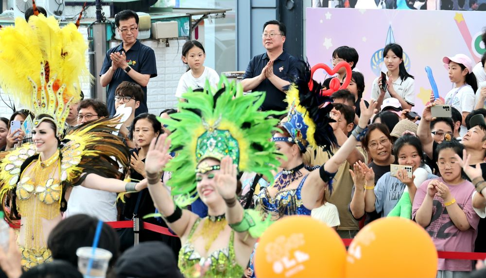 대전시 이장우 시장, 시민들과 함께 시간여행 퍼레이드 즐겨