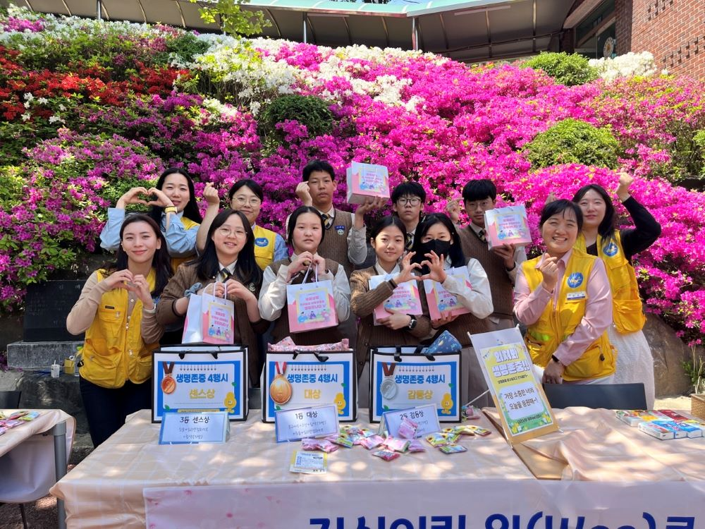 대전서부교육지원청 위(Wee) 센터가 생명존중 캠페인을 실시하며 학생들에게 생명의 소중함을 일깨우고 있다.(대전교육청 제공)