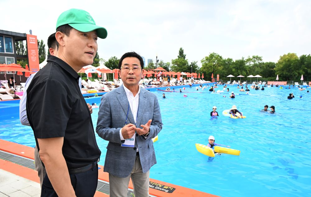 오세훈 서울시장이 지난 11일 오후 여의도 한강공원 수영장을 찾아 운영 현황을 점검하고 있다.(서울시 제공)