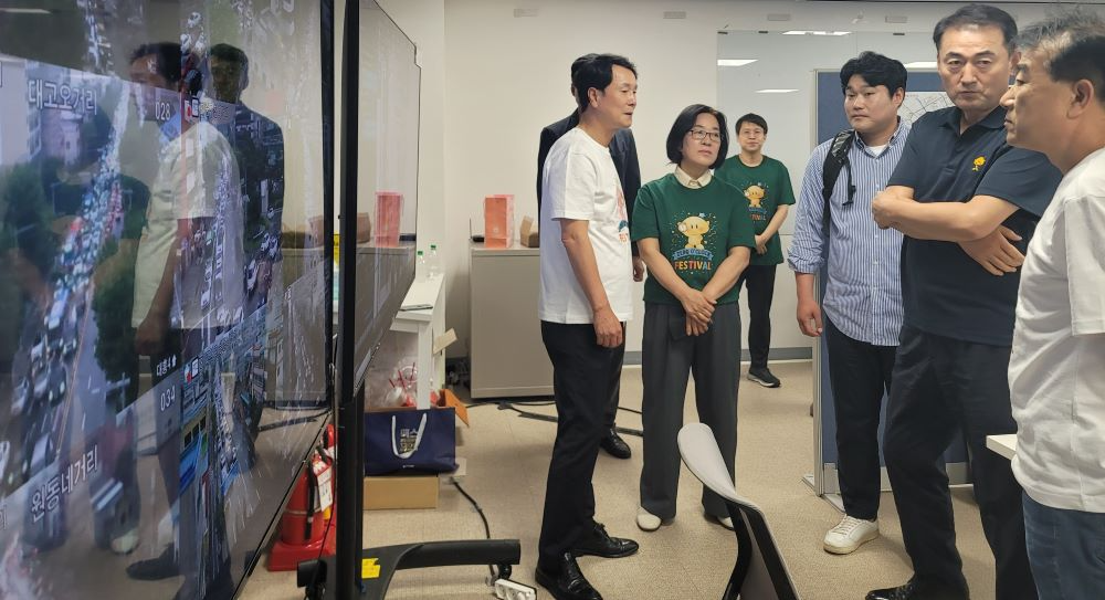 대전시의회 예결특위 김선광 위원장, 이상래 의원, 박주화 의원이 11일 '0시 축제' 상황실을 방문해 운영현장 점검을 실시했다.(대전시의회 제공)