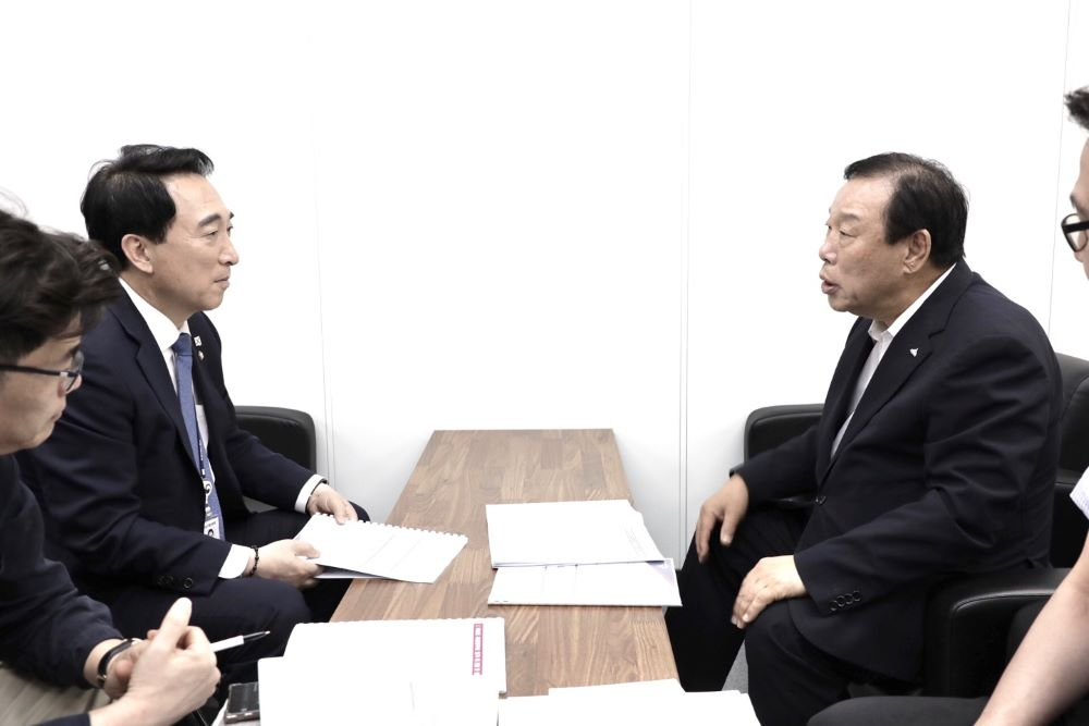 세종시 최민호 시장이 박수현 국정기획위원회 국가균형성장특별위원장을 만나 행정수도 완성과 국가균형발전 실현을 위한 5개 핵심과제를 공식 건의했다.(세종시 제공)