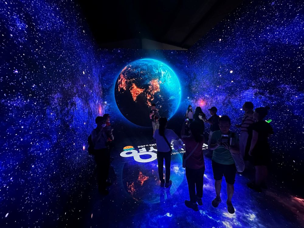 꿈돌이 아이스 호텔 4면이 미디어 아트로 설치된 미디어 체험관이다.(대전시 제공)