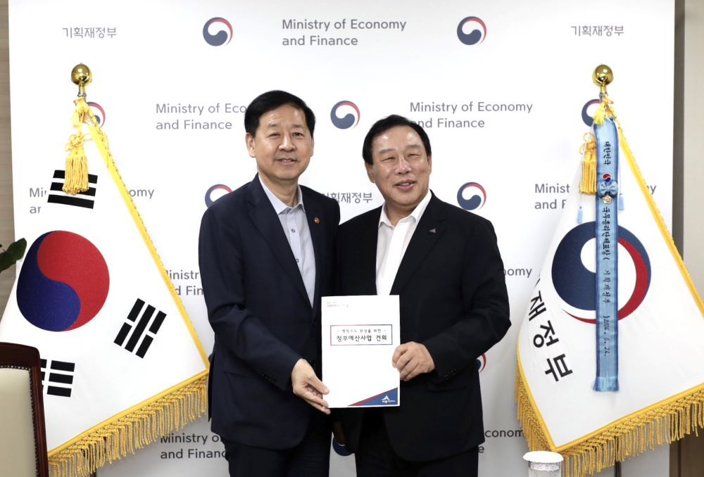 세종시 최민호 시장(우) 구윤철 경제부총리(좌)