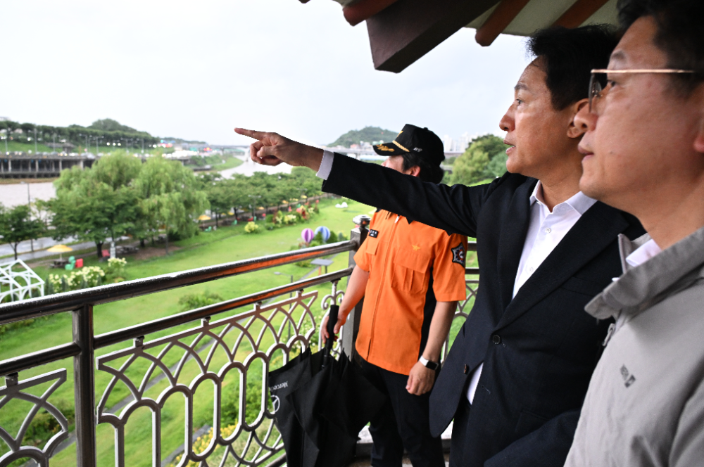 서울시 오세훈 시장이 13일 저녁 홍수주의보가 발령된 '중랑천'을 찾아 긴급 점검을 실시했다.(서울시 제공)