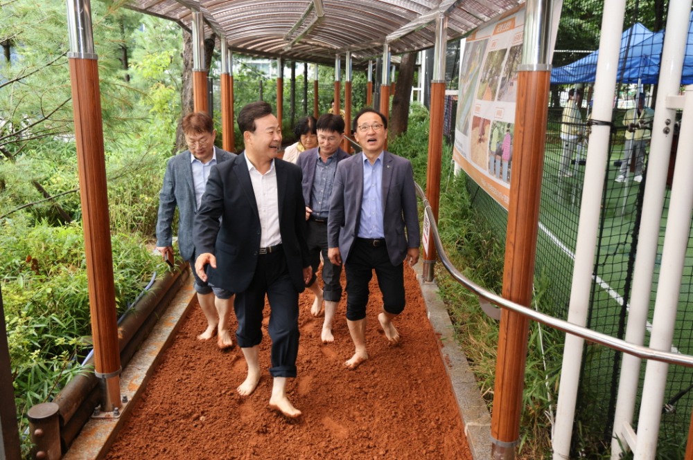 오전로가족공원의 황톳길(의왕시 제공)