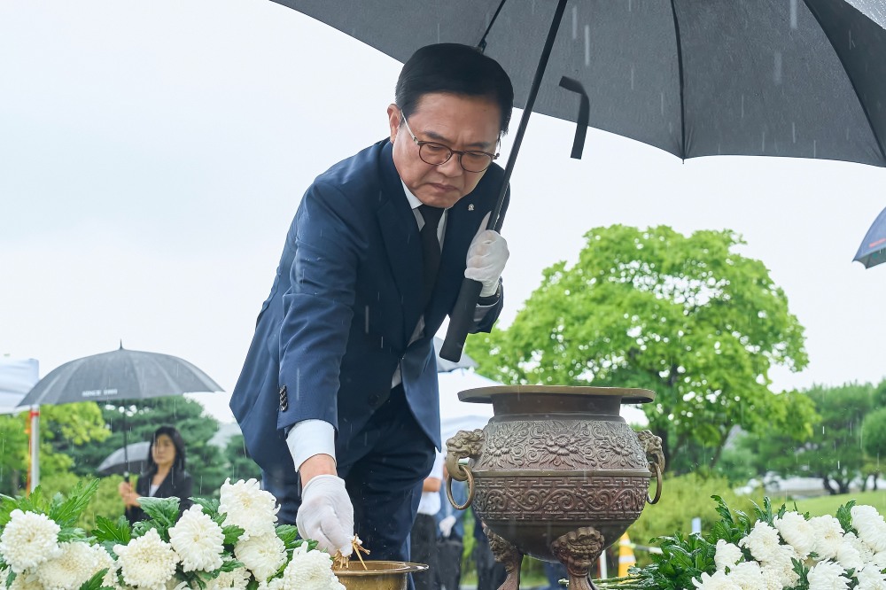 14일 국립방향의동산에서 김석필 천안시장 권한대행 부시장이 '위안부’ 피해자 추모비와 고 김학순·김복동 할머니 묘역에 헌화하고 있다.(천안시 제공)