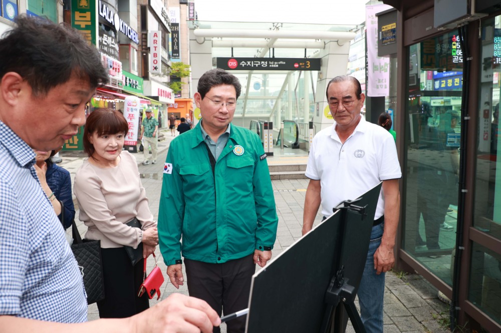 노후차량 교체와 정류장 확장 계획을 보고받고 있다