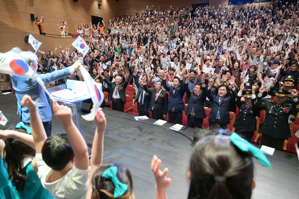 독립유공자 유족 대표 강용수 옹의 선창으로 참석자모두 만세삼창을 외치고 있다.(세종시 제공)