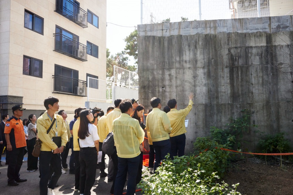 옹벽에 금이 가 붕괴가 우려되는 다세대주택 현장 점검(경기도청 제공)