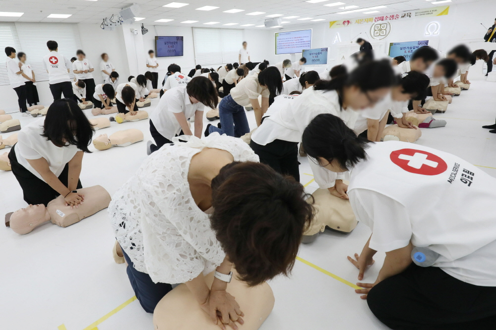 16일 신천지 서대문교회에서 심폐소생술(CPR) 실습 교육이 진행되고 있다.(신천지 시몬지파 제공)