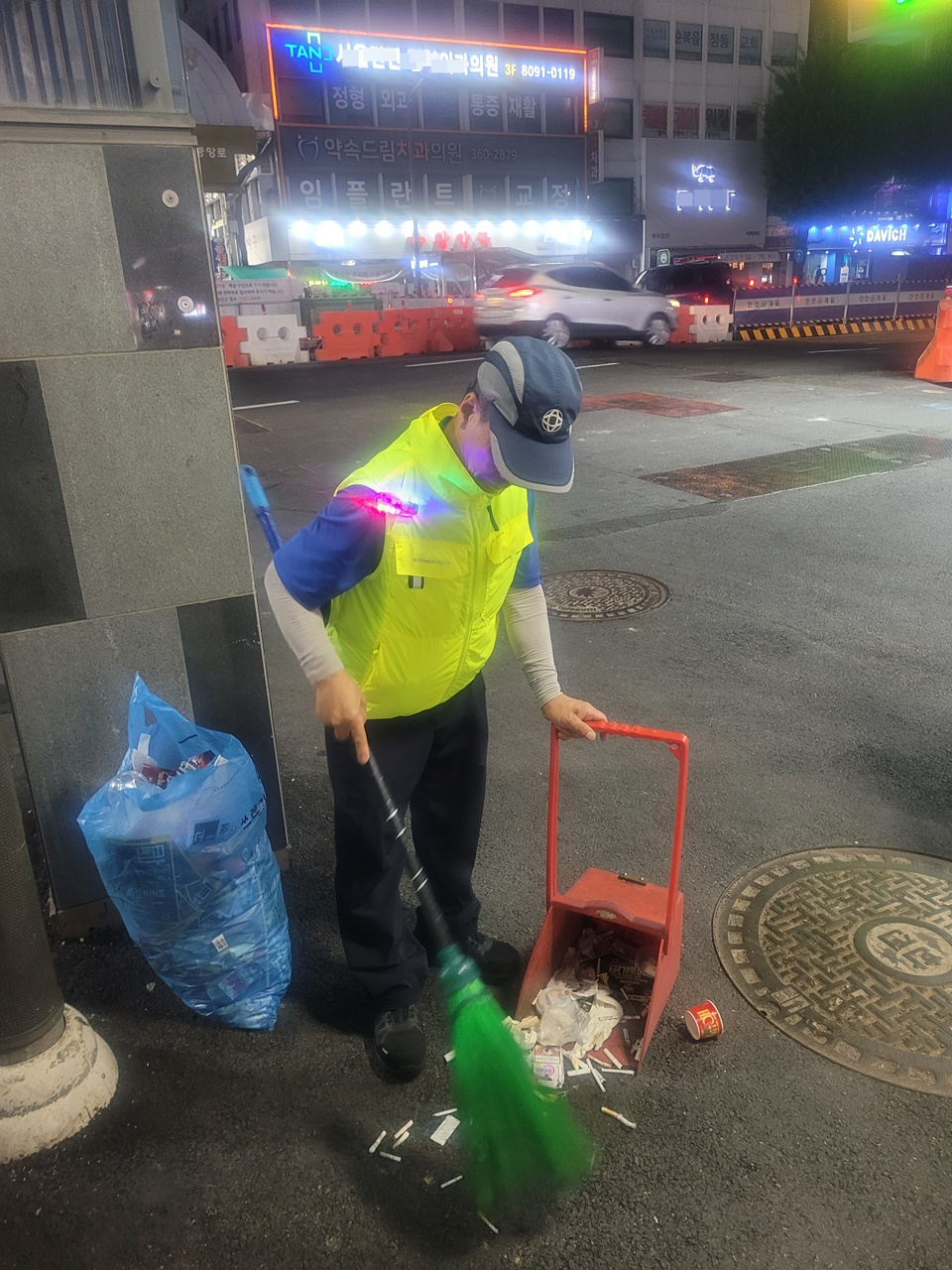 안양시, 환경공무관 야간 안전 위한 ‘LED 어깨 경광등’ 기부받아