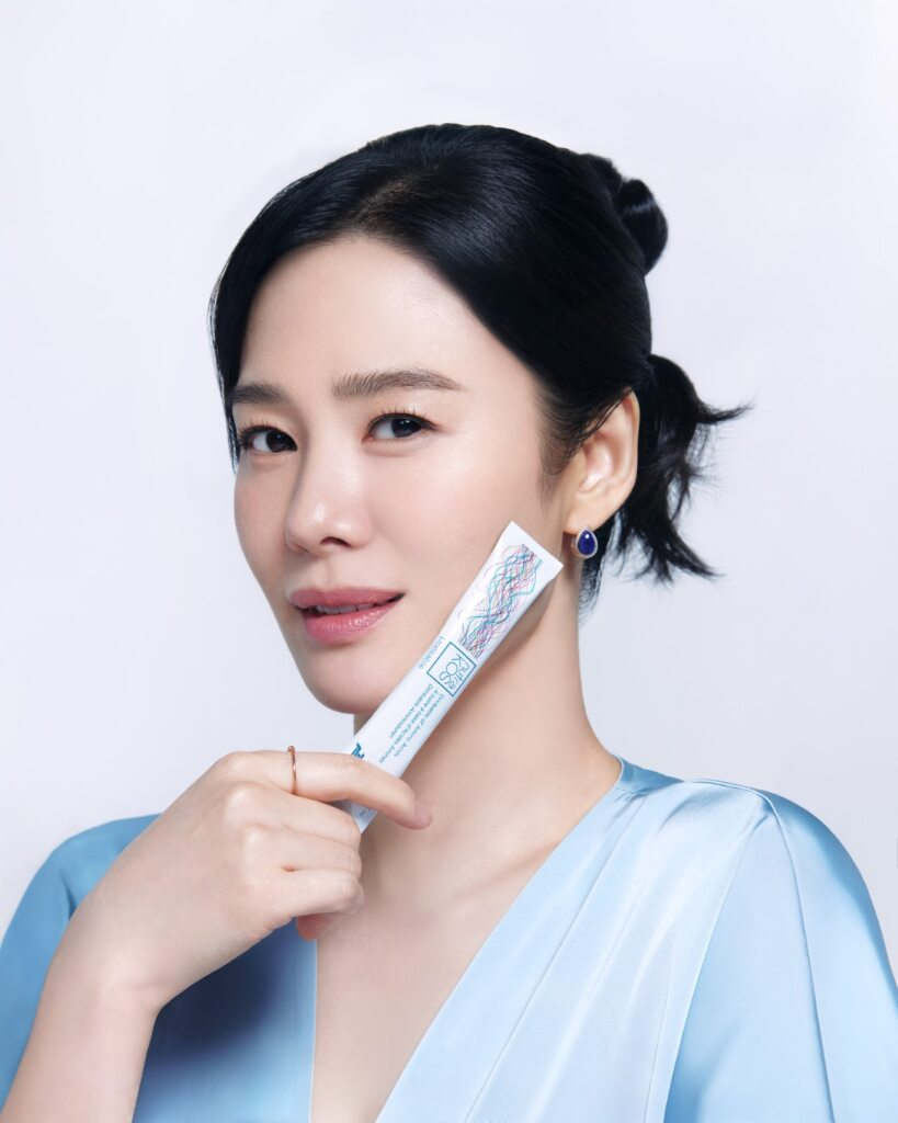 누트라코스, 첫 모델 배우 김현주 '우아한 매력' 화보 공개