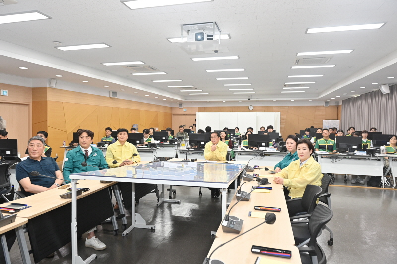 파주시의회 을지연습 훈련 중인 관계자 격려