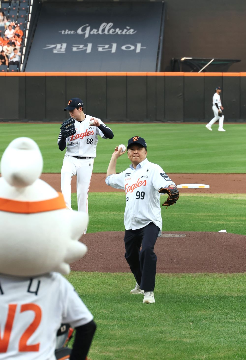 한화이글스 홈경기 김영환 충북도지사 시구장면(충북도 제공)