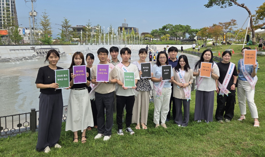아산시가 아산문화공원 물놀이터에서 시민과 함께하는 물가안정 캠페인을 실시했다.(아산시 제공)