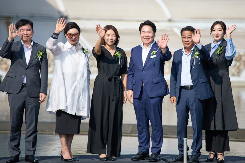 아산시 오세현 시장, '2025 모나밸리 국제아트페어' 개막식 참석