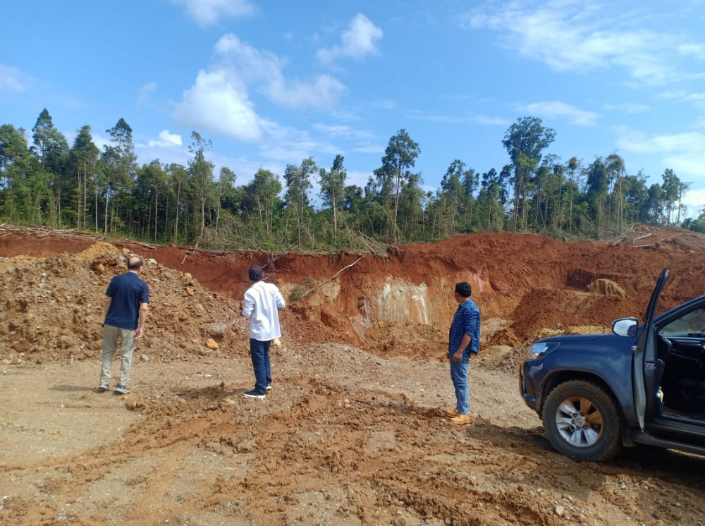 한국계 기업 피스티스(PT. Pistis Energy Nexsus)관계자 및 임원이 인도네시아 니켈광산 채굴현장을 점검 중이다./사진 제공=피스티스