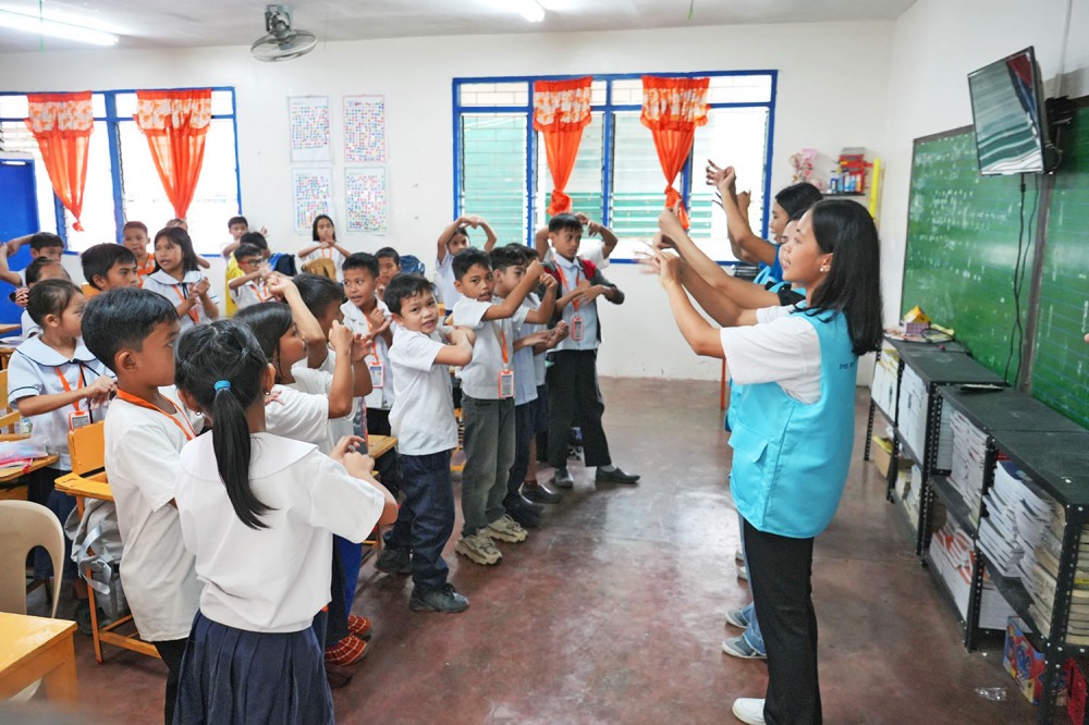 위러브유 회원들이 마카붓초등학교에서 학생들에게 손 씻기 방법을 교육하는 모습.