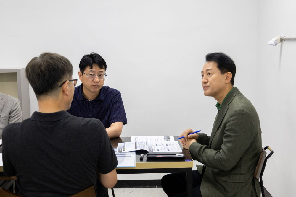 오세훈 서울시장이 24일 오전 잠실센트럴파크에 마련된 '청년안심주택 입주자 보호 주말 현장상담소' 를 방문해 최근 발생한 청년안심주택 강제경매 등의 사태를 점검하고, 상담소 운영상황을 확인했다.(서울시 제공)
