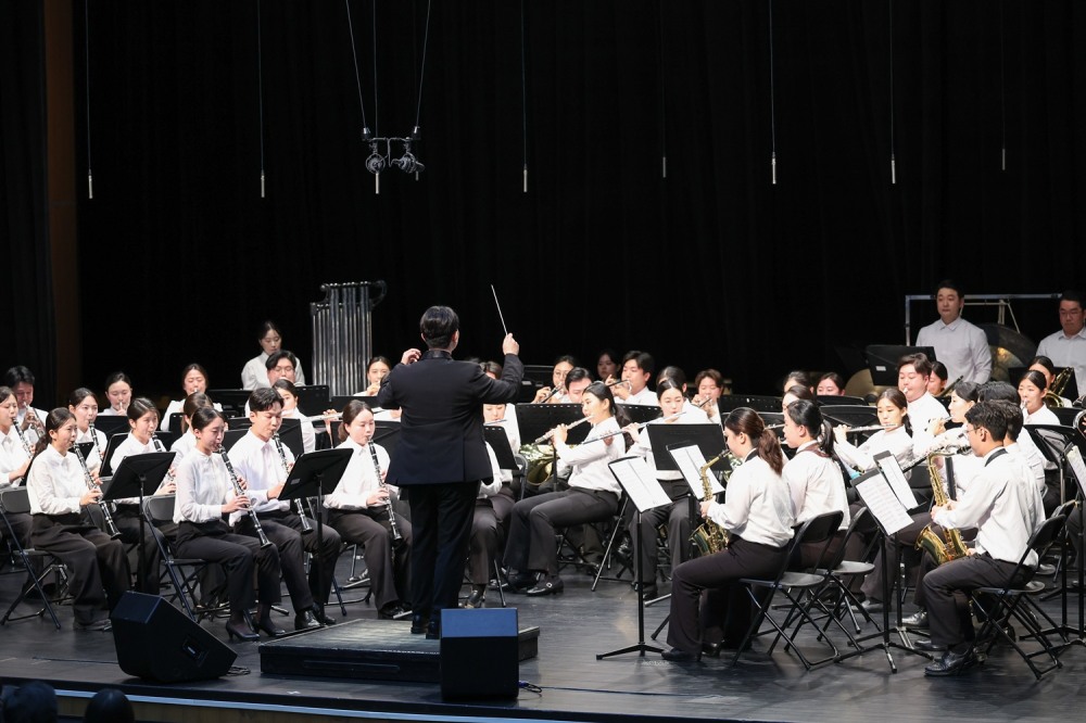 '제49회 대한민국관악경연대회'에 참가한 'NHE윈드오케스트라'가 연주를 하고 있다. 이번 대회에서 NHE윈드오케스트라는 특별부/일반부 세션에 출전해 ‘알테 카메라덴(Alte Kameraden)’과 ‘페르시스(Persis)’를 연주했다.