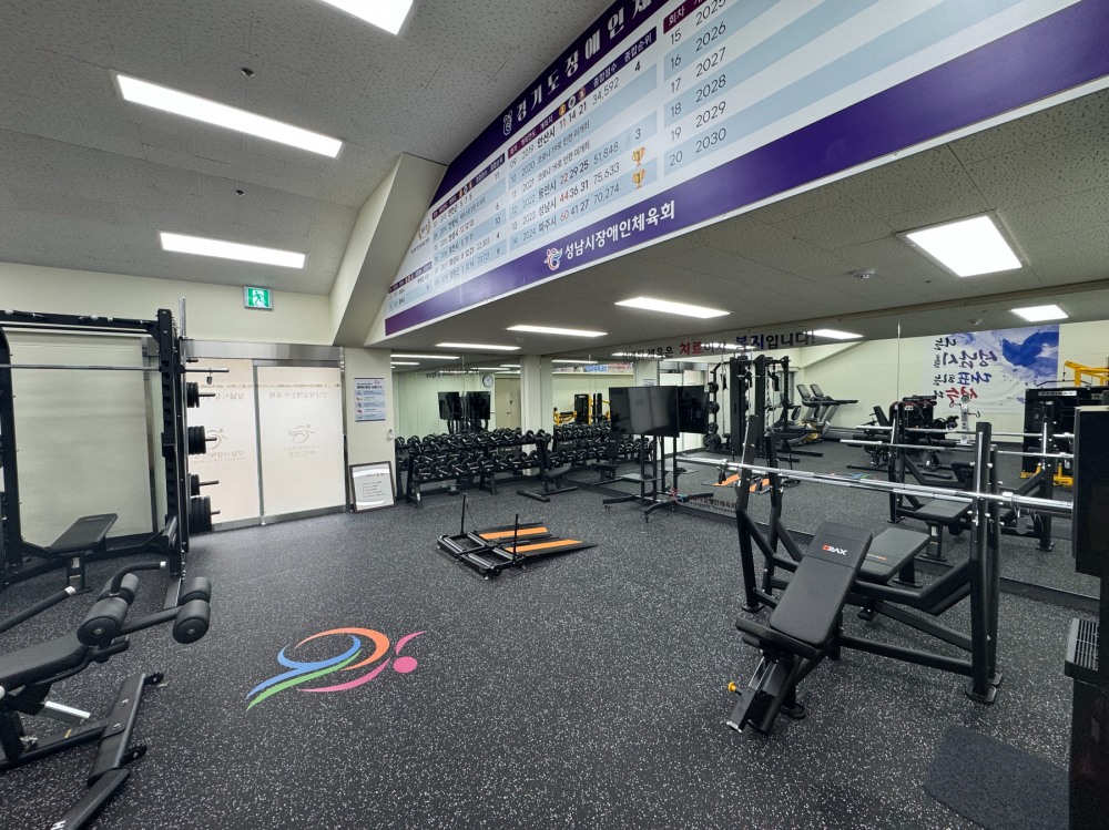 탄천종합운동장에 설치한 장애인 전용 체력단련장