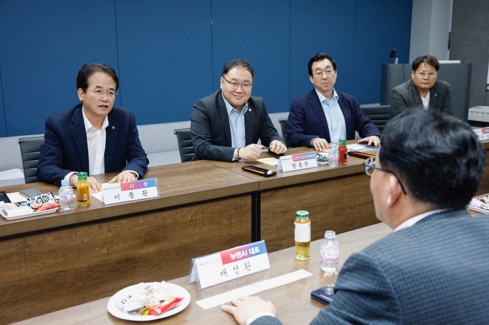 이동환 시장 고양시 방문단과 뉴엔AI 측이 환담