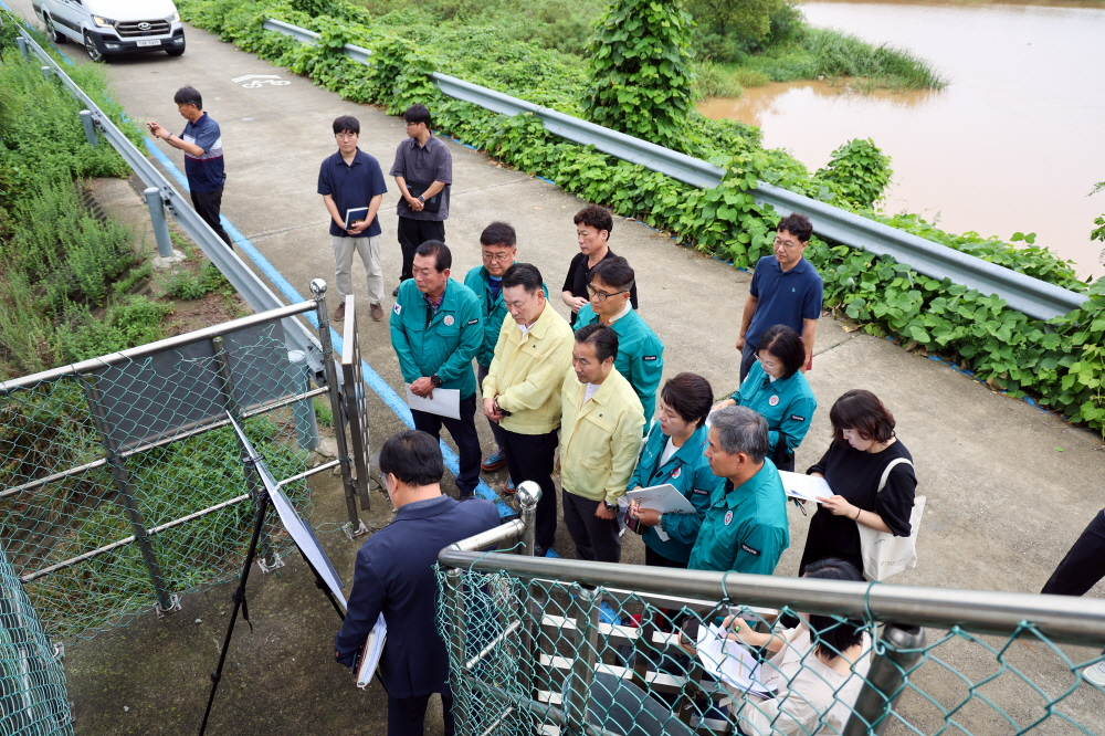 파천수로 배수문 현장방문 사진 (당진시의회 제공)