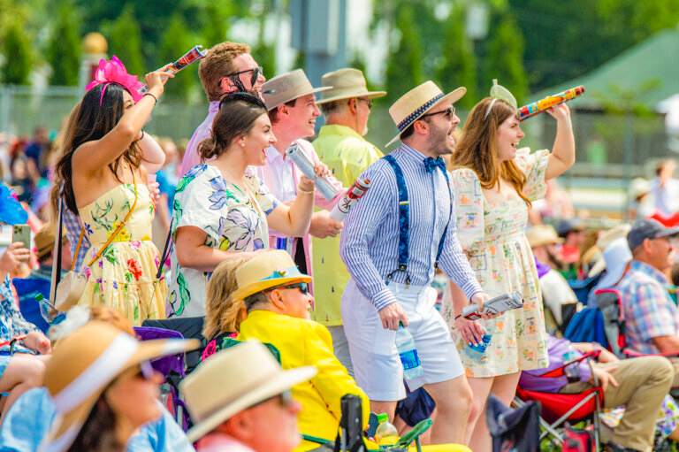 미국 처칠다운스 경마장에서 경마를 즐기는 관람객들_출처 처칠다운스 경마장 홈페이지