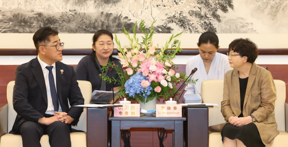 광둥성 인민대표대회 상무위원회 방문 정책 교류 방안 논의