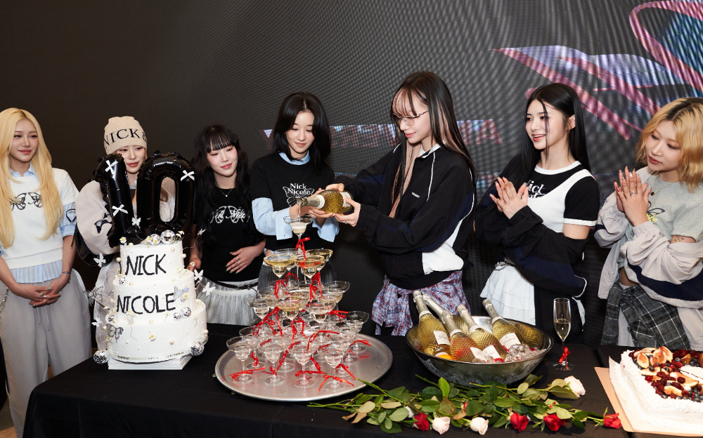 닉앤니콜 10주년, 명동을 점령하다...서예지·베베와 함께한 글로벌 축제